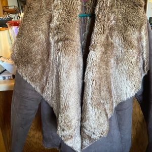 Suede jacket with fur.